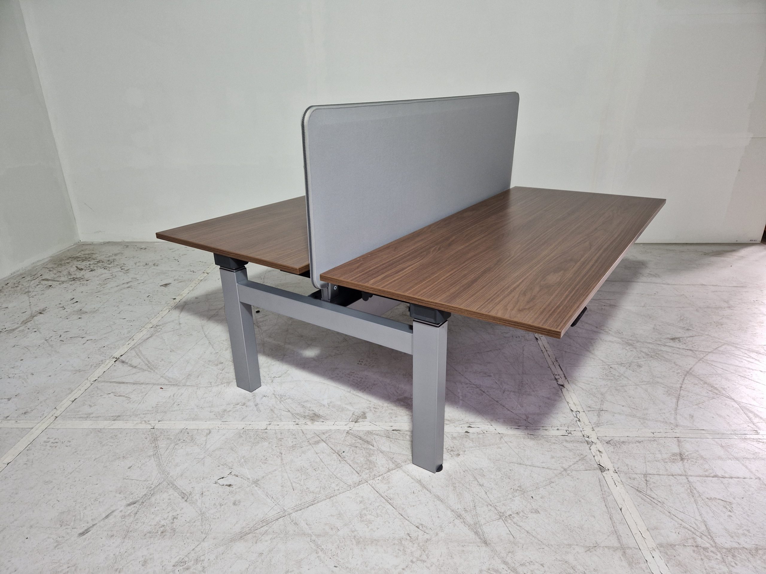 Steelcase1 Duo zit-sta bureau elektrisch, Steelcase Migration, Zilvergrijs 180cm Noten - Afbeelding 1
